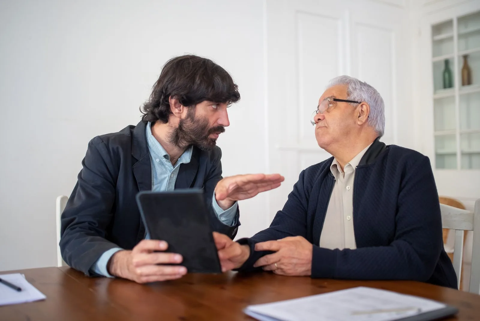 Corretor apresentando a proposta em tablet para o cliente